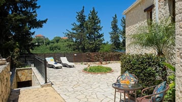 Villa | Restaurante al aire libre