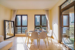 In-room dining - KOHH – 1BR in Zanzebeel (Dubai)