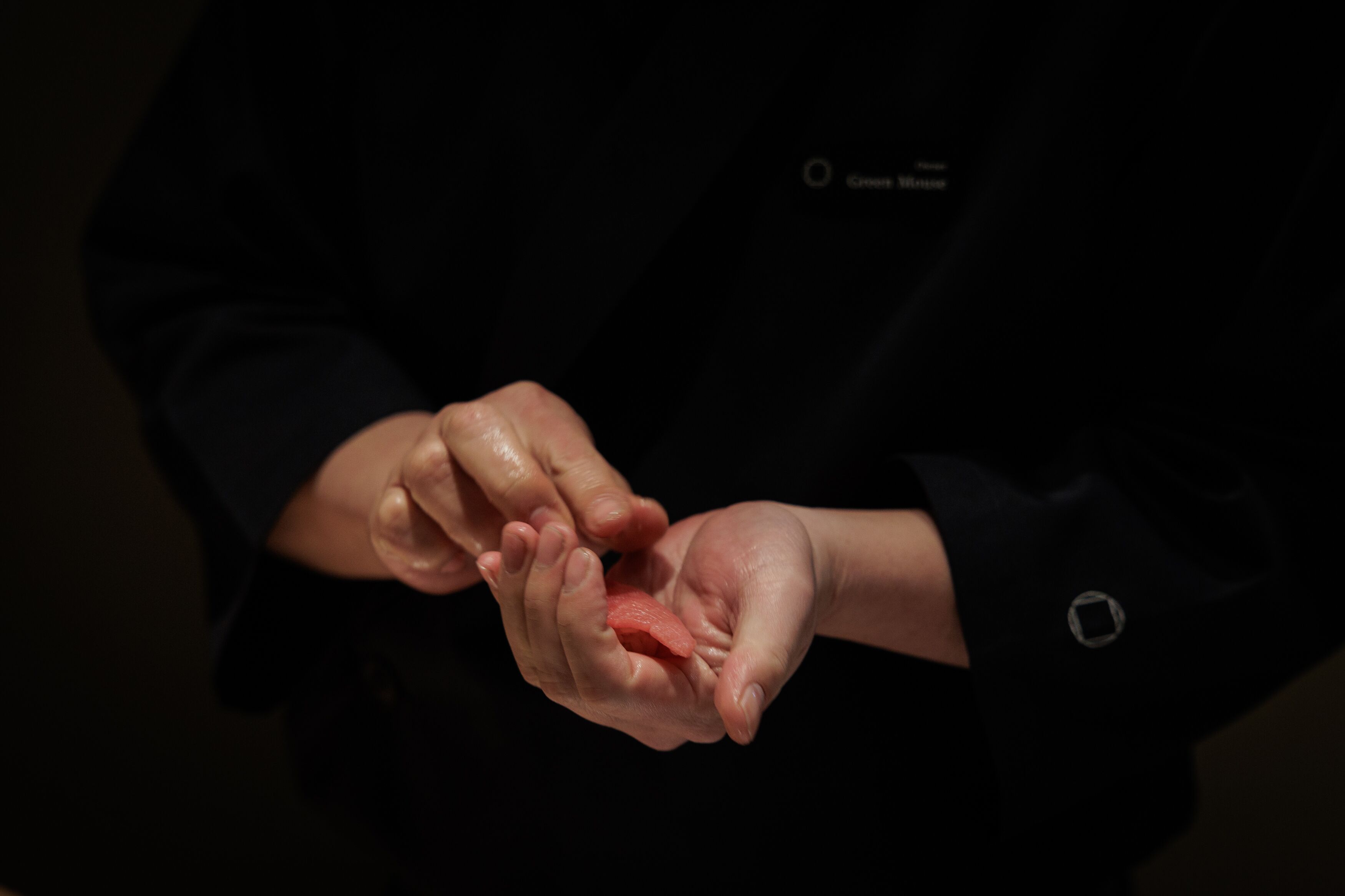 Une personne tenant un petit objet dans ses mains.