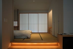 Free minibar, in-room safe, desk, laptop workspace - Naoshima Ryokan (Naoshima)