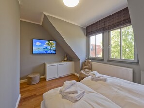 3 bedrooms, desk, iron/ironing board, WiFi