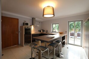 Réfrigérateur, four à micro-ondes, un four, surface de cuisson