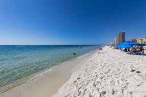 En la playa y playa de arena blanca 