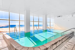 Alberca techada y alberca al aire libre