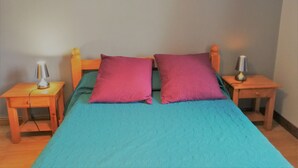 A bedroom with a bed, two nightstands, and two lamps. - Charming Detached Cottage with Large Garden, Near Forest and Karting (La Celette)