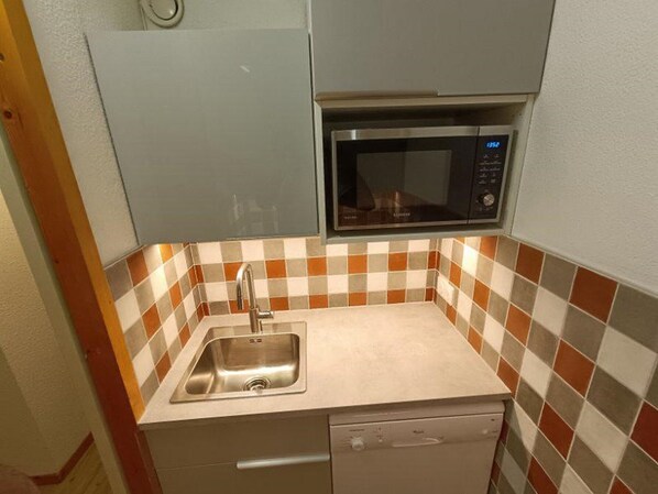 Fridge, microwave, dishwasher, coffee/tea maker