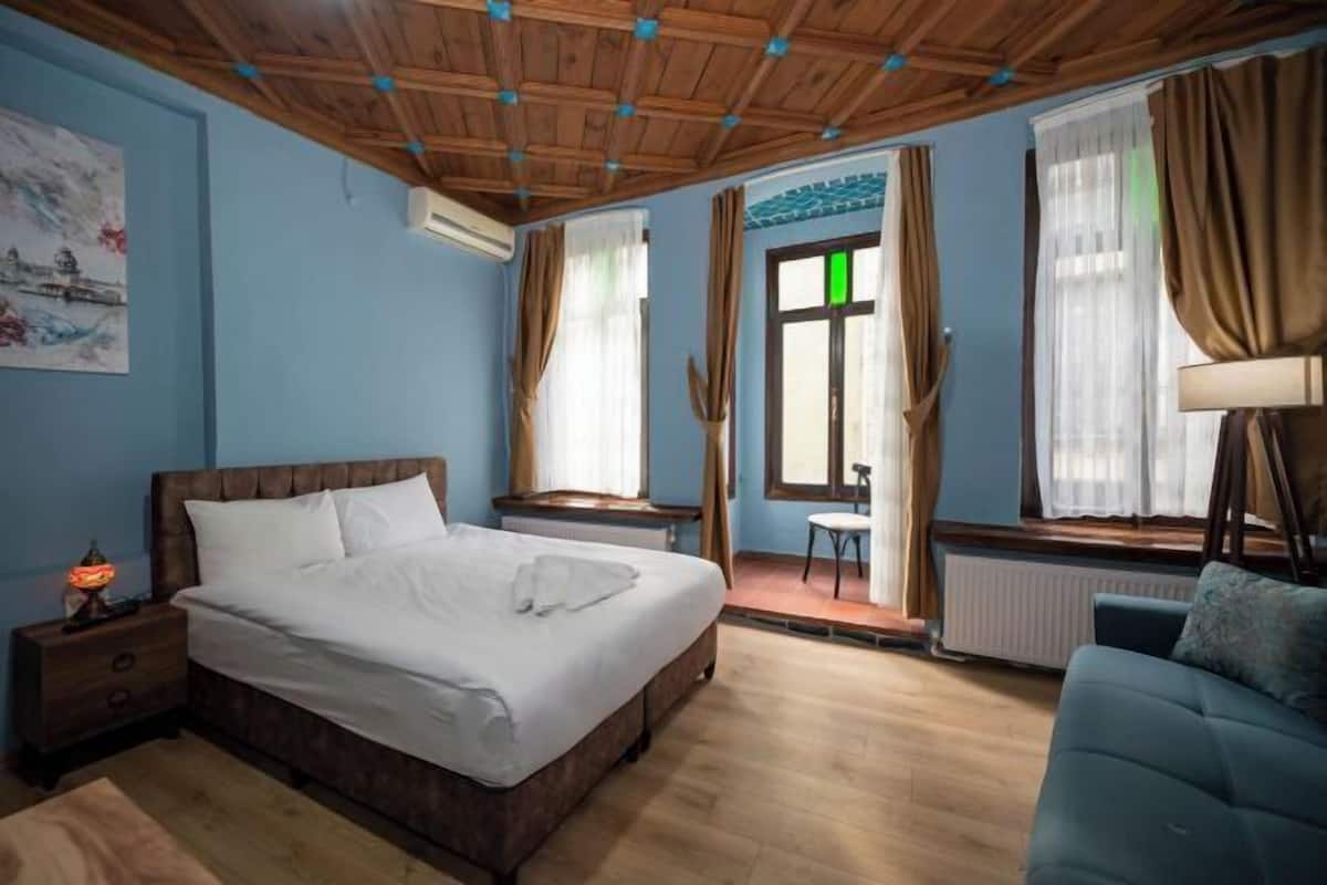 Premium bedding, iron/ironing board, free WiFi, bed sheets