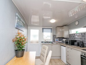 平房 | 私人  廚房 | 雪櫃、電熱水壺、廚房用具/餐具/器皿