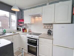 Feriehus | Privat køkken | Køleskab, elkedel, brødrister, køkkentøj/tallerkener/redskaber