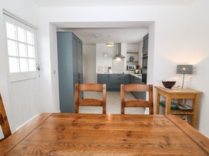 Kjøleskap, oppvaskmaskin, vannkoker og brødrister