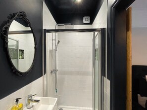Duschwanne, Komfortbadewanne, Handtücher
