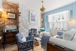 TV connectée, cheminée, livres