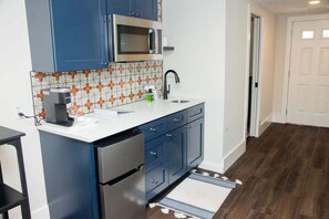 Kühlschrank, Mikrowelle, Wasserkocher mit Kaffee-/Teezubehör, Hochstuhl