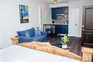 5 bedrooms, iron/ironing board, WiFi, bed sheets