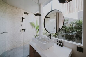 ลักซ์ชัวรี่วิลล่า | ห้องน้ำ | รองเท้าสวมภายในห้อง, ผ้าเช็ดตัว