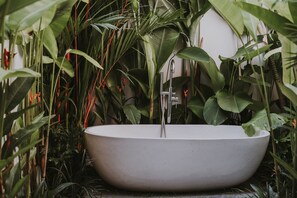 ลักซ์ชัวรี่วิลล่า | ห้องน้ำ | รองเท้าสวมภายในห้อง, ผ้าเช็ดตัว