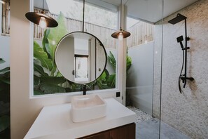 Luxury-Villa | Badezimmer | Hausschuhe, Handtücher