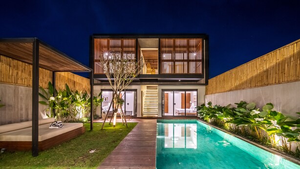 A modern house with a swimming pool, wooden deck, and outdoor seating area. - RED SUNSET VILLA CANGGU 5 MIN WALK BEACH (Canggu)