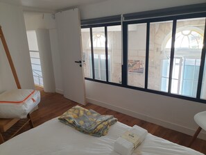 2 makuuhuonetta, työpöytä, silitysrauta/-lauta, vauvan matkasänky