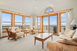 Fernseher, DVD-Player, Tischtennisplatte