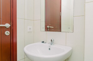 Apartment, 2 Bedrooms | Bathroom | Shower, free toiletries, towels, soap