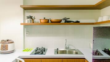 Apartemen, 3 kamar tidur | Dapur pribadi | Lemari es, kompor, peralatan masak/sendok-piring, dan meja makan