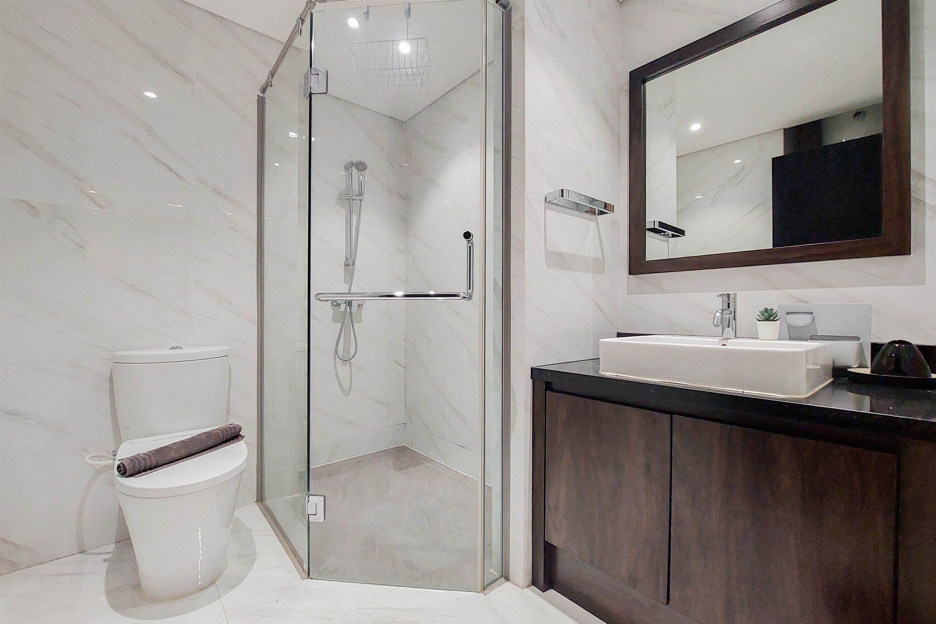 Apartment, 1 Bedroom | Bathroom | Shower, free toiletries, towels, soap