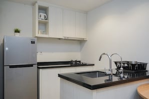 Private kitchen - Nice And Homey 1Br At Branz Bsd City Apartment (Pagedangan)