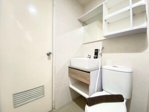 Huoneisto, 2 makuuhuonetta | Kylpyhuone | Suihku, ilmaiset hygieniatuotteet, pyyhkeet, saippua