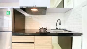 Apartment, 2 Bedrooms | Private kitchen | Fridge, stovetop, cookware/dishes/utensils