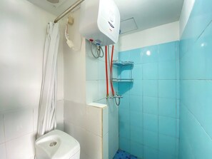Studio | Salle de bain | Douche, articles de toilette (gratuits), serviettes fournies, savon