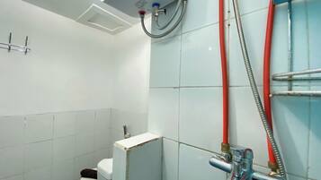 Studio | Bathroom | Shower, free toiletries, towels, soap