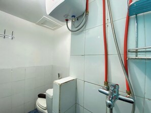 Studio | Phòng tắm | Buồng tắm vòi sen, đồ dùng nhà tắm miễn phí, khăn tắm, xà phòng 