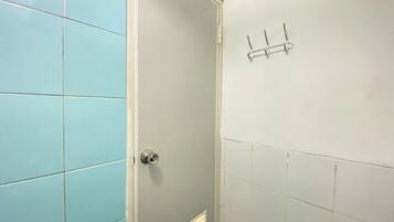 Studio | Salle de bain | Douche, articles de toilette gratuits, serviettes fournies, savon