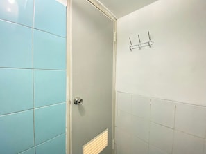 Studio | Phòng tắm | Buồng tắm vòi sen, đồ dùng nhà tắm miễn phí, khăn tắm, xà phòng