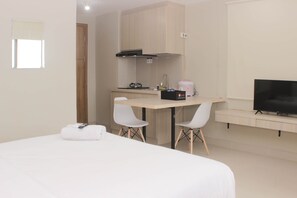 Individually decorated, individually furnished - Cozy Studio at LRT City Jatibening Apartment (Bekasi)