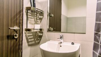 Apartment, 2 Bedrooms | Bilik Mandi | Pancuran mandi, kelengkapan dandanan diri percuma, tuala disediakan
