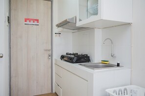 Private kitchen - Nice And Homey Studio At Akasa Pure Living Bsd Apartment (South Tangerang)