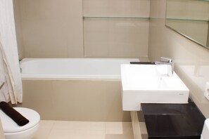 Lägenhet | Badrum | Dusch, gratis toalettartiklar och handdukar