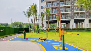 Une aire de jeux équipée d’installations d’exercice et dotée d’une piste cyclable bleue.