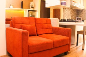 Apartment, 2 Schlafzimmer | Wohnbereich | Fernseher
