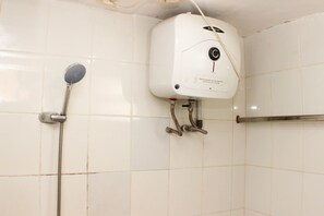 Apartment | Badezimmer | Dusche, kostenlose Toilettenartikel, Handtücher