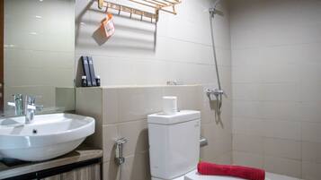 Appartement, 2 chambres | Salle de bain | Douche, articles de toilette gratuits, serviettes fournies
