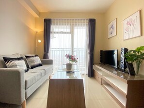 Apartamento, 2 habitaciones | Zona de estar | Una televisión