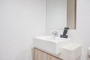 Apartamento, 2 habitaciones | Baño | Ducha, artículos de higiene personal gratuitos y toallas