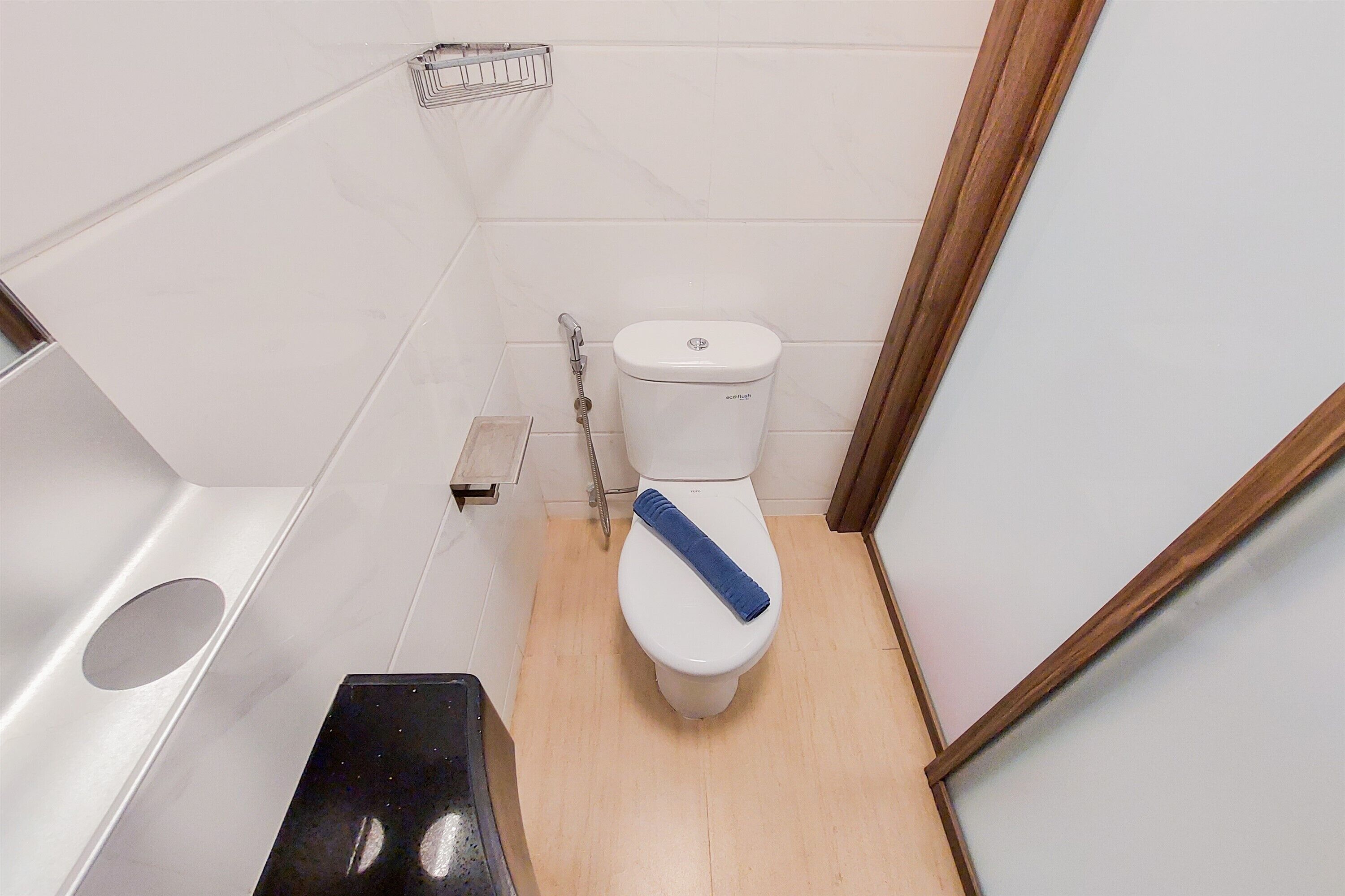 Un baño pequeño y limpio con inodoro, ducha y lavamanos.