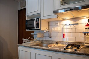 Departamento, 1 habitación | Cocina privada | Refrigerador y utensilios de cocina 
