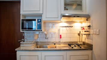 Apartment, 1 Bedroom | Private kitchen | Fridge, cookware/dishes/utensils