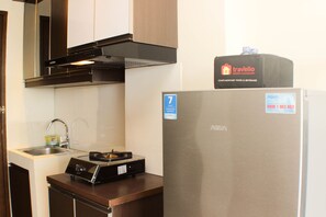 Appartement | Cuisine privée | Réfrigérateur, batterie de cuisine, vaisselle et ustensiles