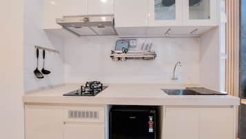 Apartment | Private kitchen | Fridge, cookware/dishes/utensils